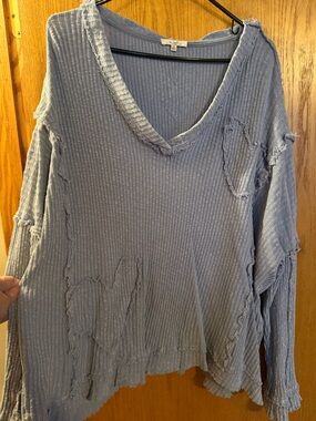 Easel Ribbed V-Neck Knit Top in Dusty Blue